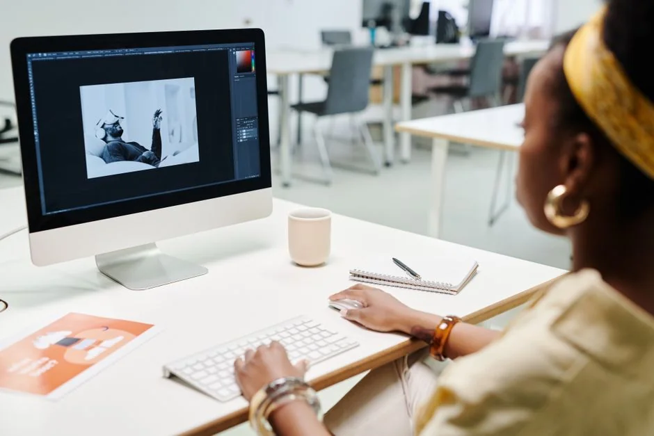 Un espace de travail épuré avec deux écrans, un clavier, une souris et un carnet, conçu pour favoriser la productivité.